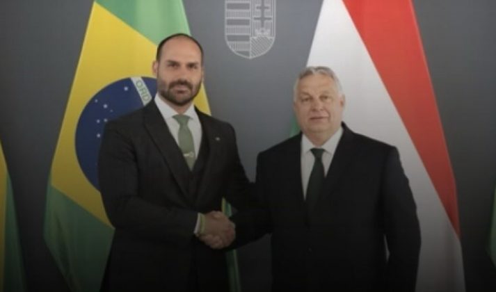 Eduardo Bolsonaro dá medalha de “imbrochável” ao premiê húngaro. (Foto: Instagram)