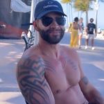 Gusttavo Lima se emociona ao ouvir a música dele tocando em bar nos EUA. (Foto: Instagram)