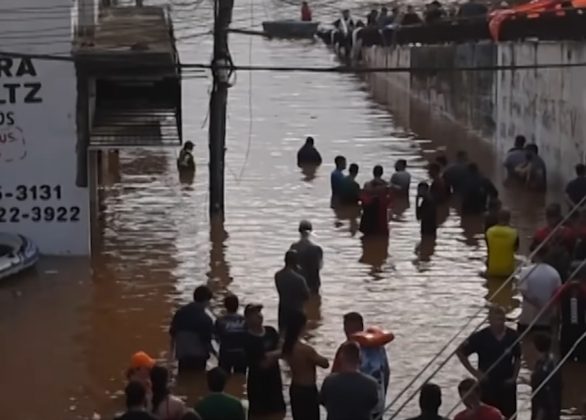 De acordo com a última atualização da Defesa Civil, além dos 100 mortos, 130 pessoas ainda estão desaparecidas. 425 municípios foram atingidos com as fortes chuvas e mais de 230 mil pessoas estão fora de casa. (Foto: Instagram)