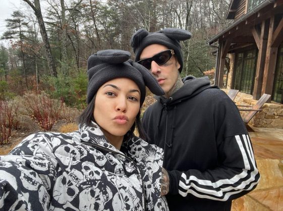 Kourtney Kardashian pode considerar mudar seu sobrenome para Barker, indicando um novo capítulo em seu relacionamento com Travis. (Foto: Instagram)
