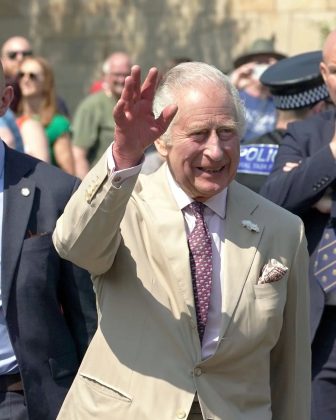 Nesta segunda-feira (06), o Rei Charles III comemorou um ano da sua coroação. A celebração aconteceu na Abadia de Westminste, sem muito luxo. (Foto: Instagram)