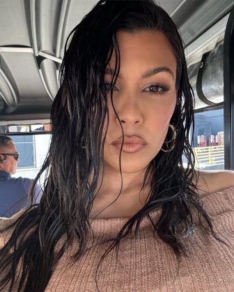 A socialite já utiliza "Kourtney Kardashian Barker" em suas redes sociais, mas sugere uma mudança mais significativa. (Foto: Instagram)