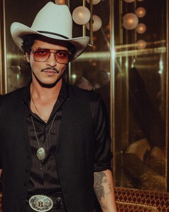 Bruno Mars também foi visto sem capacete na garupa de uma motocicleta. (Foto: Instagram)