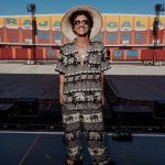Fãs brincam na fila simulando situações engraçadas para chamar atenção do cantor. (Foto: Instagram)