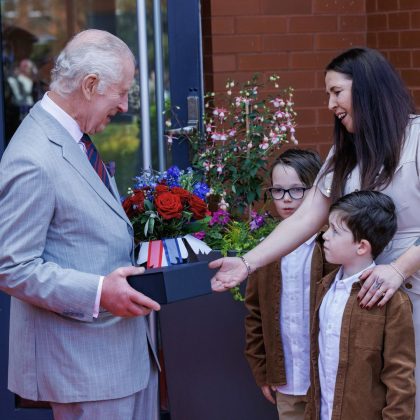 Na última quinta-feira (09), o Rei Charles III se encontrou o ex-jogador de futebol David Beckham em um evento no Palácio de Buckingham (Foto: Instagram)