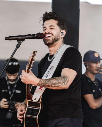 Momento romântico: Key Alves acompanha show do namorado Bruno Rosa. (Foto: Instagram)