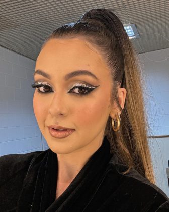 "Quando topei, entendi que só o fato de eu seguir o ritmo, conseguir fazer a coreografia, seria um ganho absurdo para mim, pessoalmente e profissionalmente, porque a dança não é um lugar que estou habituada. Daqui para frente, caso uma personagem minha dance, me sinto preparada", declara. (Foto: Instagram)