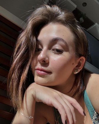 "Quero voltar para as novelas. É onde me senti e me entendi atriz tão cedo. Então, é como se estivesse voltando para casa", declara Klara, que estreou na televisão aos seis anos de idade na série "Mothern", do GNT. (Foto: Instagram)