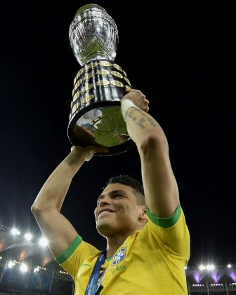 Reencontro com as cores: O zagueiro, que já defendeu o Fluminense entre 2006 e 2008, está de volta para mais uma jornada com o Tricolor. (Foto: Instagram)