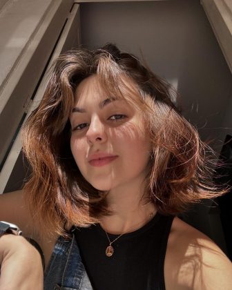 A atriz, que recentemente brilhou em produções de sucesso como "Bom Dia, Verônica" e "De Volta aos 15", ambas da Netflix, afirma nutrir um carinho especial pelas novelas e ambiciona interpretar personagens marcantes. (Foto: Instagram)