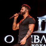 Na última sexta-feira (24), uma ã tentou invadir o palco onde Gusttavo Lima se apresentada, e acabou caindo. O cantor fazia um show em Cáceres, no Mato Grosso (Foto: Instagram)