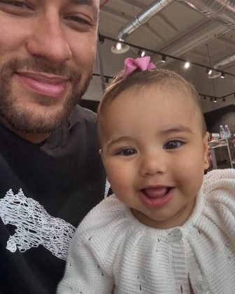 Bruna ia dar banho em Mavie antes do almoço. (Foto: Instagram)