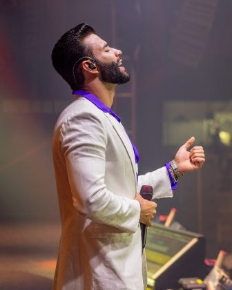 Nesta quinta-feira (30), Gusttavo Lima publicou um story no Instagram, mostrando que é gente como a gente, ao estar em um bar do interior tomando cachaça e esse momento do vídeo, viralizou na web. (Foto: Instagram)