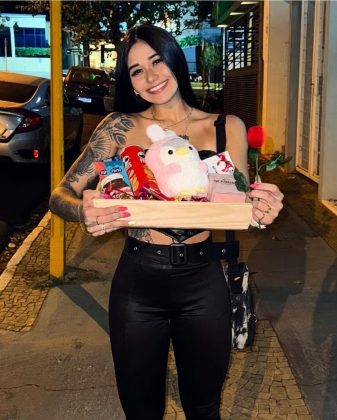 A mãe de MC Binn atribui o relacionamento à força da oração e deseja felicidades ao casal. (Foto: Instagram)