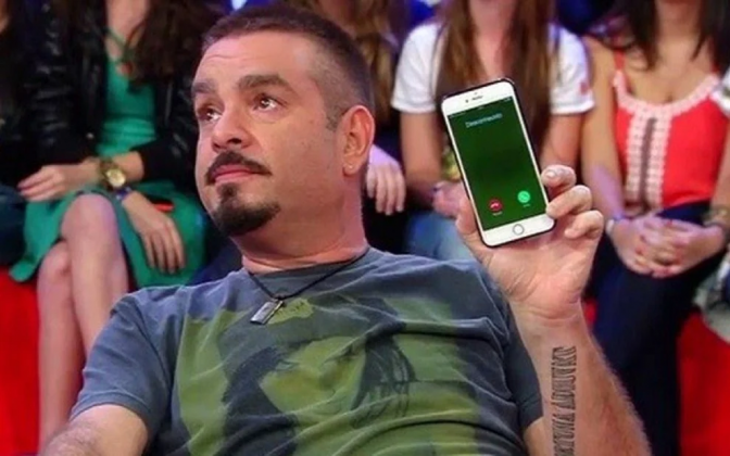 Bola ignora ligação de Sterblitch ao vivo no programa. (Foto: Band)