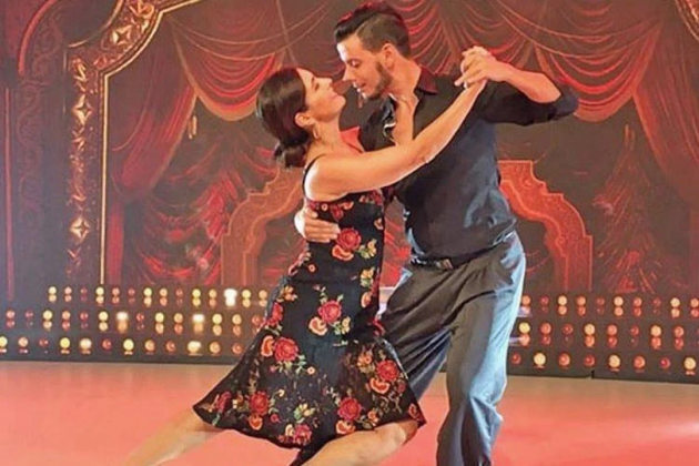 Luciano Huck convida Fátima para dançar tango, mas ela pede bolero. (Foto: TV Globo)