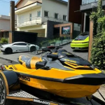 Carro do cantor estava registrado na cor preta, mas ele estava dirigindo na cor vermelha. (Foto: Instagram)