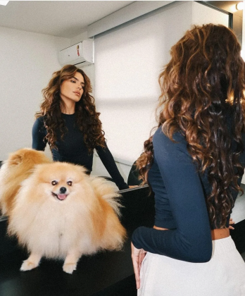 Aos 34 anos, Mariana Goldfarb, modelo, causou surpresa ao responder a um questionamento de um fã sobre sua situação amorosa com uma foto ao lado de um homem. (Foto: Instagram)