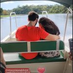 Passeio de barco e banho no Rio Negro marcaram o dia do casal. (Foto: Instagram)