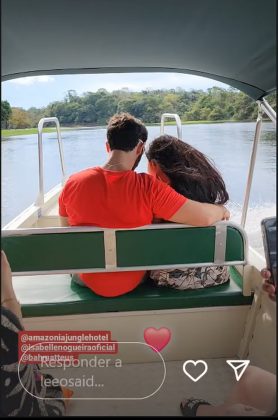 Passeio de barco e banho no Rio Negro marcaram o dia do casal. (Foto: Instagram)