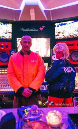 O piloto britânico, também conhecido como XNDA, prepara um dueto com a cantora Camila Cabello. (Foto: Instagram)