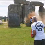 Ativistas climáticos vandalizam Stonehenge com tinta laranja. (Foto: Divulgação: Just Stop Oil)