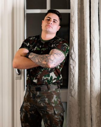 O influenciador Lucas Souza tem se aberto cada vez mais sobre sua vida pessoal desde que assumiu publicamente ser um homem bi. (Foto Instagram)