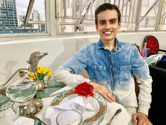 O apresentador, que iniciou sua carreira na televisão aos 18 anos, ressaltou a importância de inspirar jovens que sonham com uma carreira na mídia. (Foto Instagram)