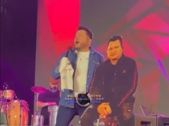 Marrone foi homenageado com um totem de papelão no palco. (Foto: Instagram)