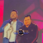 Um fã registrou o momento do totem de Marrone no palco. (Foto: Instagram)