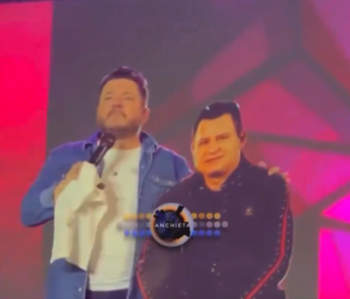 Um fã registrou o momento do totem de Marrone no palco. (Foto: Instagram)