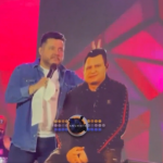 Bruno brincou com o totem, fazendo "chifres" com os dedos. (Foto: Instagram)