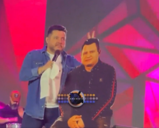 Bruno brincou com o totem, fazendo "chifres" com os dedos. (Foto: Instagram)
