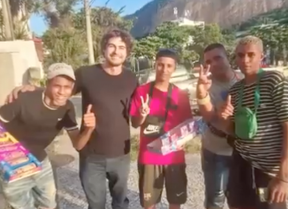 Rafa Vitti compra todos os produtos de camelôs no RJ. (Foto: Instagram)