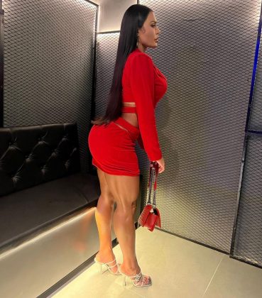 Nesta quarta-feira (05), Gracyanne que tem ido na academia com frequência, fez uma brincadeira na sua conta no Instagram, sobre ter que ir treinar sozinha, (Foto: Instagram)