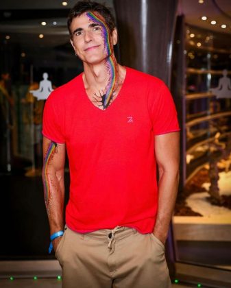 Essa falha causa fraqueza muscular, principalmente nas pernas, podendo afetar também os braços, tronco e face. (Foto Instagram)