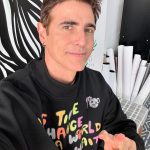 Narra a história de duas drag queens e uma mulher trans contratadas para fazer um show no deserto australiano. (Foto Instagram)