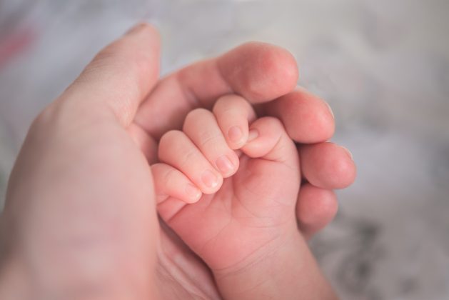 Jovem de 17 anos é apreendido após jogar bebê de namorada na parede. (Foto Unsplash)