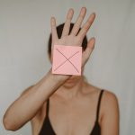 A mãe a levou até a delegacia de plantão. (Foto Pexels)