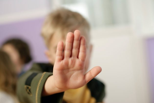 Um pai foi preso sob acusação de abusar de sua própria filha. (Foto Pexels)