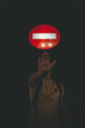 "Uma pessoa completamente vulnerável sendo abusada por aquele que deveria protegê-la". (Foto Pexels)