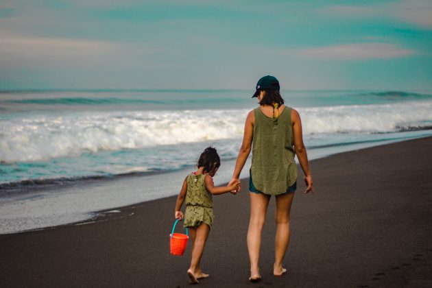 Mãe é presa após fraturar braço da filha de 5 anos a madeiradas. (Foto Pexels)