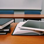 Ela ressalta que, apesar de ter todo o potencial para oferecer um ensino adequado tanto para alunos típicos quanto para aqueles com neurodivergências, o Colégio Militar Tiradentes marginaliza os PCDs. (Foto Pexels)