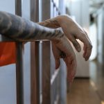 Brasileiro é preso por demonstrar afetividade grupal em público em boate de Texas. (Foto Pexels)