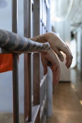 Brasileiro é preso por demonstrar afetividade grupal em público em boate de Texas. (Foto Pexels)