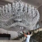 Lustre gigante na sala avaliado em R$ 200 mil: um toque de opulência à decoração. (Foto: Instagram)