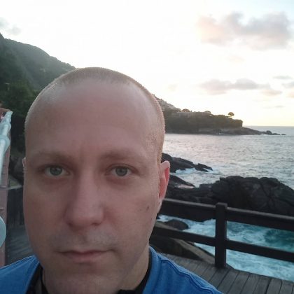 O ator revela que o contato com as drogas se deu ainda na adolescência, aos 14 anos, como uma tentativa de lidar com o TDAH (Transtorno de Déficit de Atenção). (Foto Instagram)