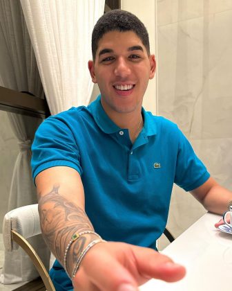 Após receber alta hospitalar aos dez meses, retornou ao hospital após uma parada cardíaca. (Foto Instagram)