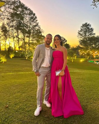 Mavie se lambuzou enquanto comia com o pai. (Foto: Instagram)