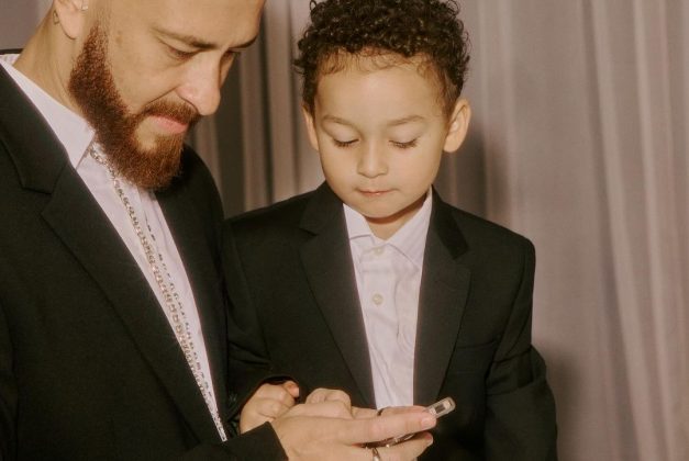 “Quando meu filho nasceu descobri o que é amor de verdade, mas ao ter que viajar e ficar longe dele, eu também descobri o que é saudade de verdade”. (Foto Instagram)
